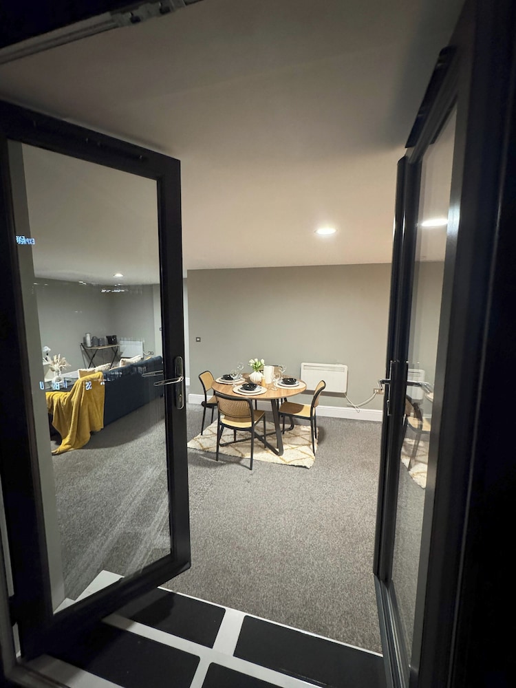 Modern 2 Bedroom City Oasis in Manchester