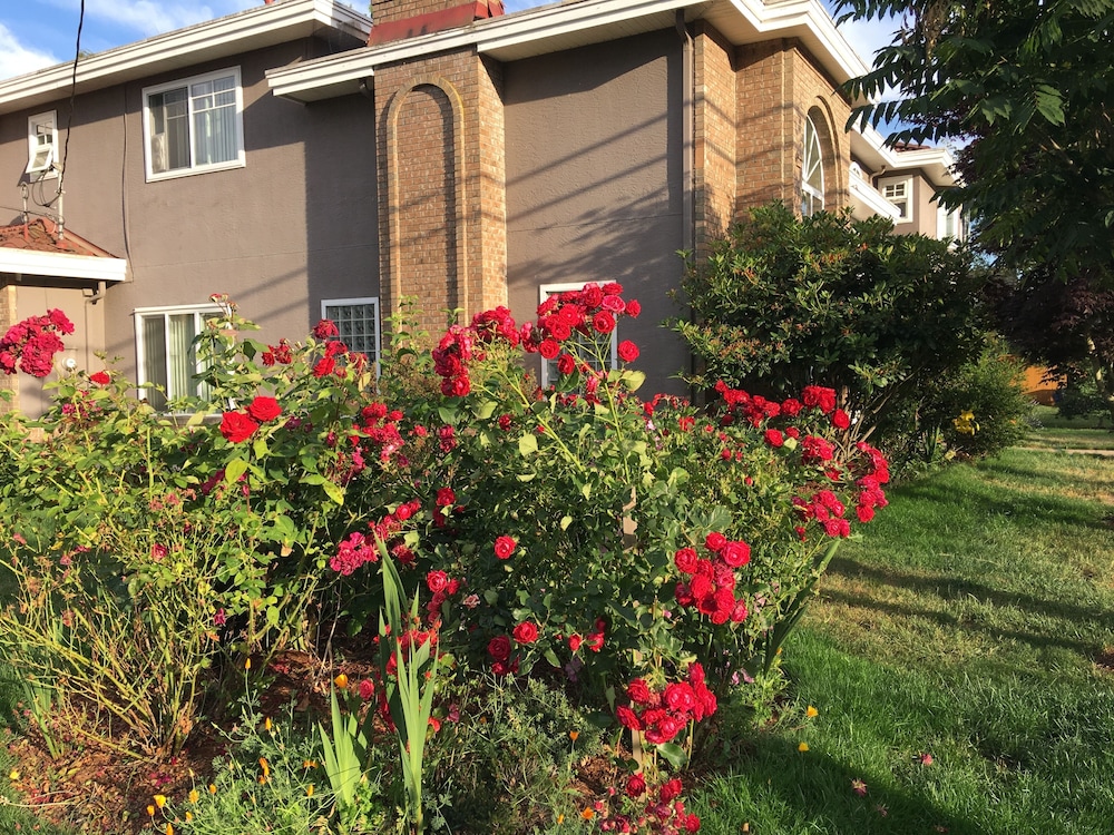 Rose Garden Vancouver Airport-Richmond BC