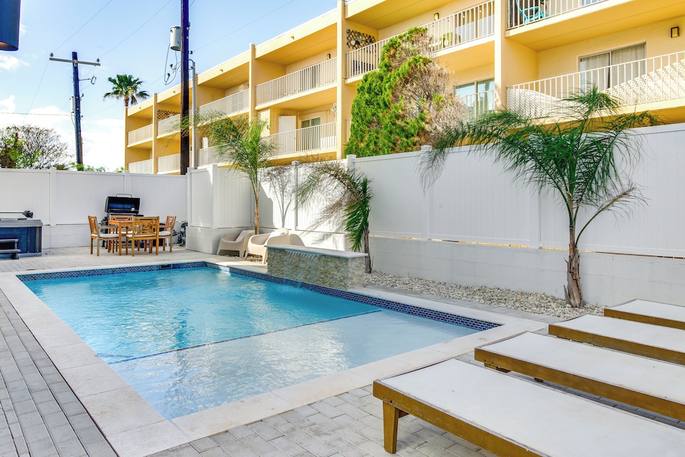 1 Block to Beach: South Padre Island Paradise!