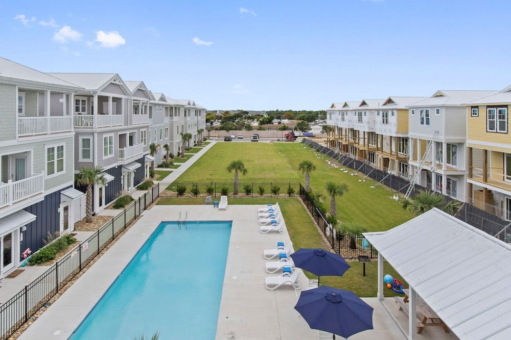 Luxury Beach Condo 5 Min Walk to Beach Shops