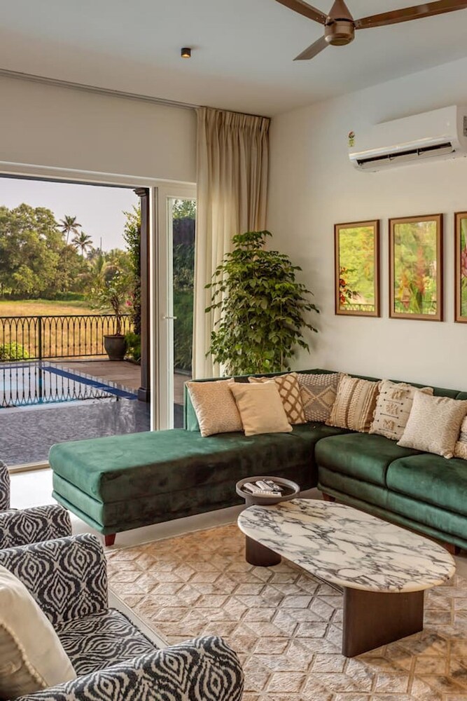 Field View Villa With Pool Perfect for Big Groups