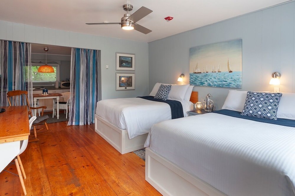 Lighthouse Motel & Cottages