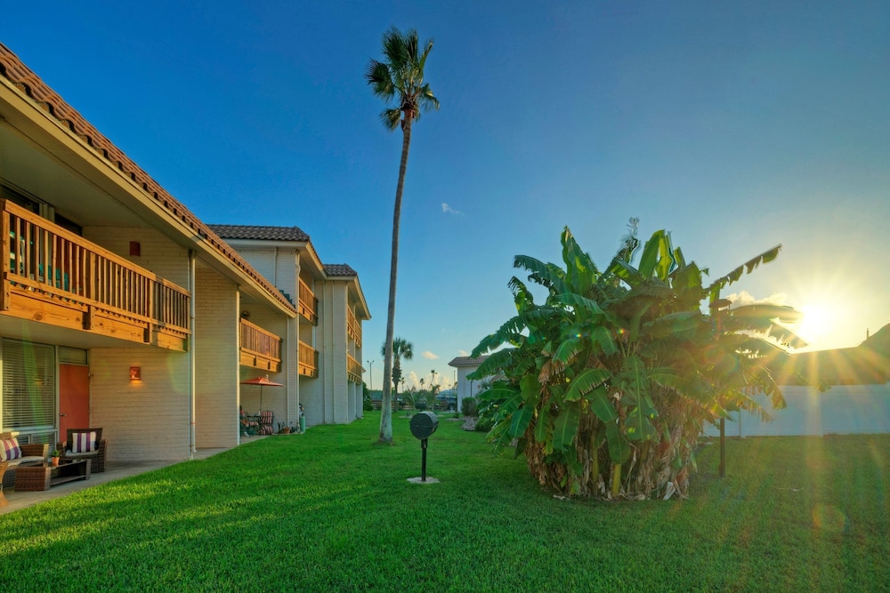 Tropical Haven by Avantstay 4min Walk to Beach Pool Remodeled Interior