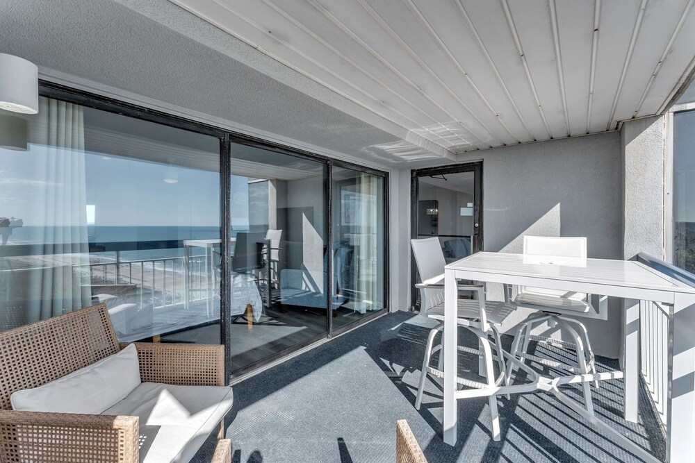 Oceanfront Gem Pool, Balcony, Modern Touch 3 Bedroom Condo