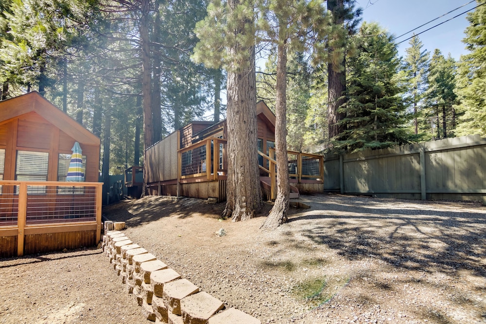 Near Lake Almanor & Golf: Cozy Cabin!