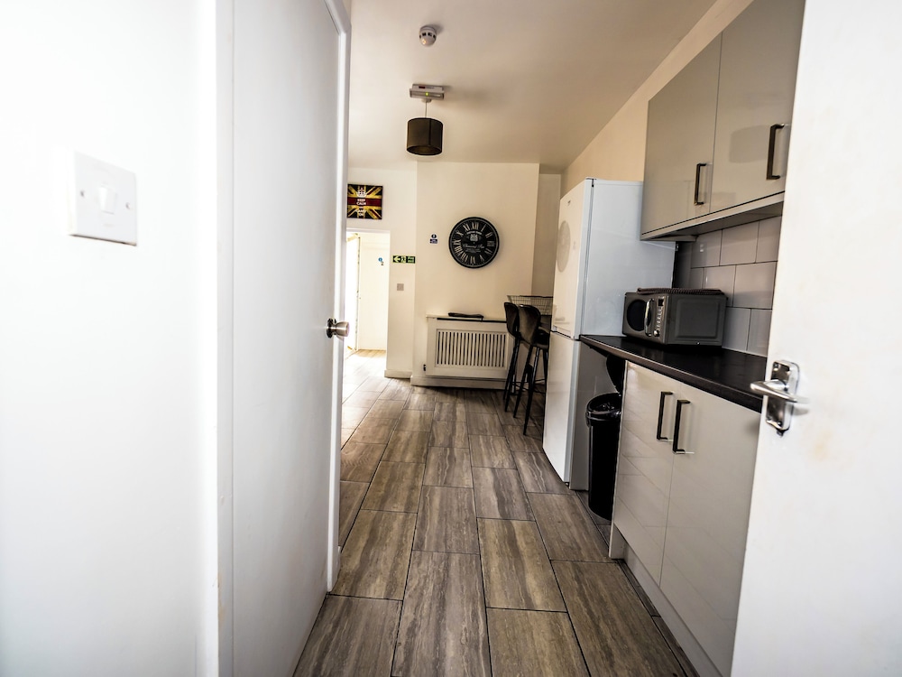 Ensuite1 Woodhouse private bath 2kitchen