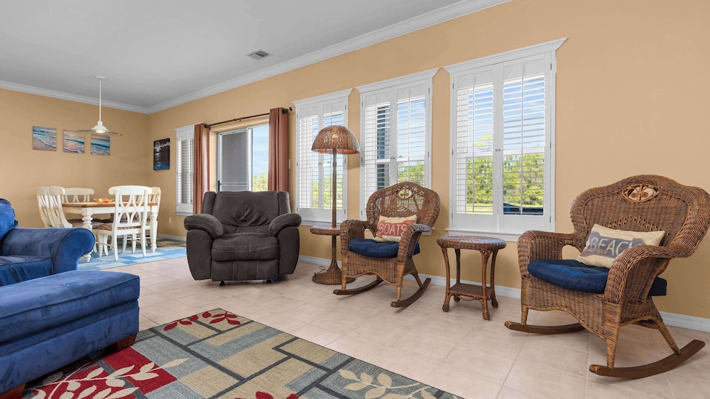Cozy Family Home - Community Pool, Private Porch, 10-minute Walk to Beach