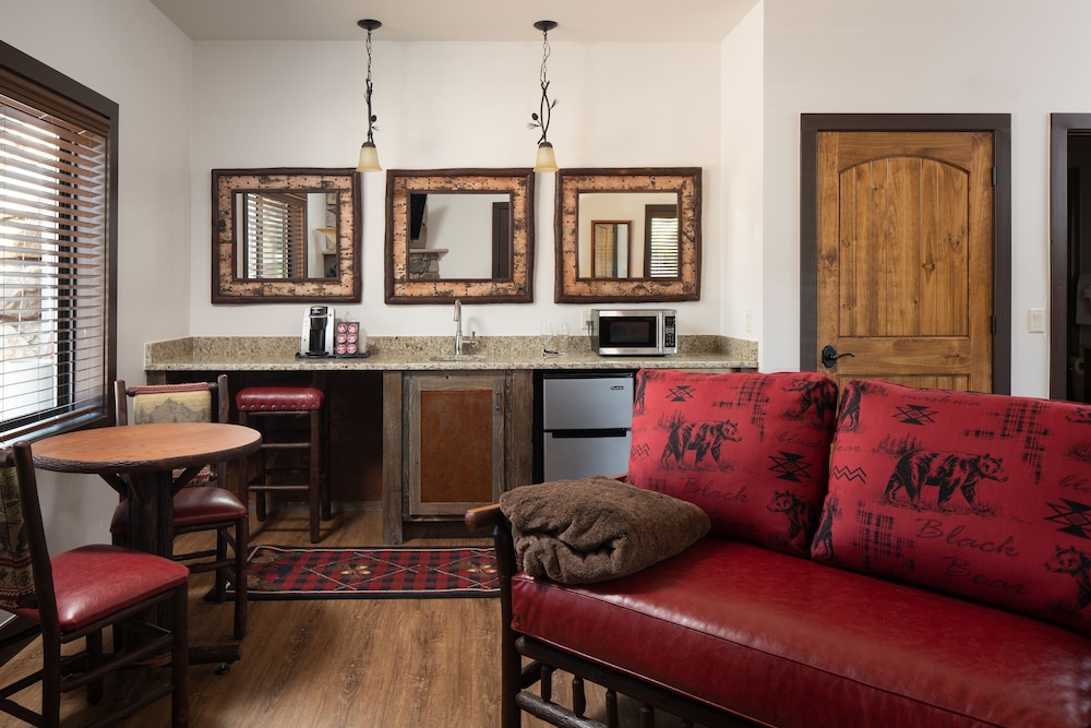 The Landing at Estes Park - Riverside Retreat