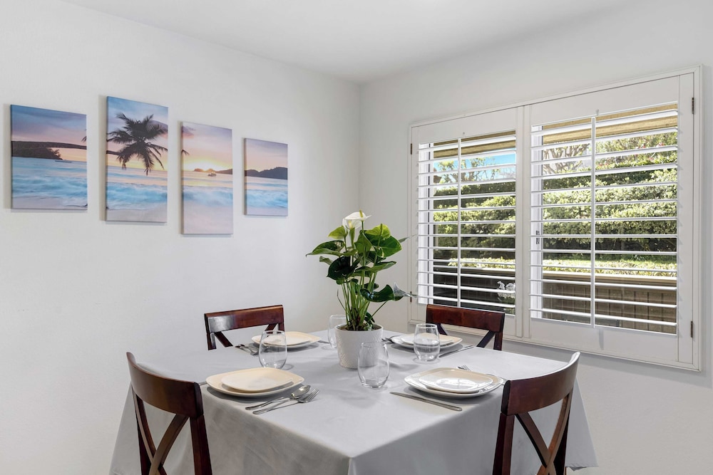 Walk to Beach Pool, Hot Tub, Private Patio, Parking Seabreeze Retreat