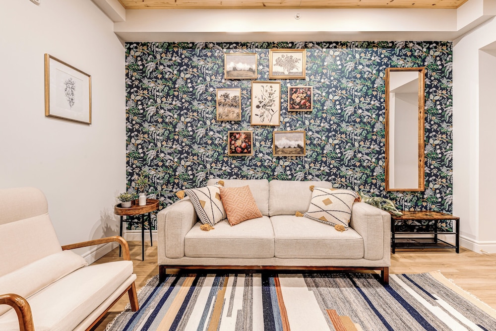 Historic Two Bedroom Facing Parliament