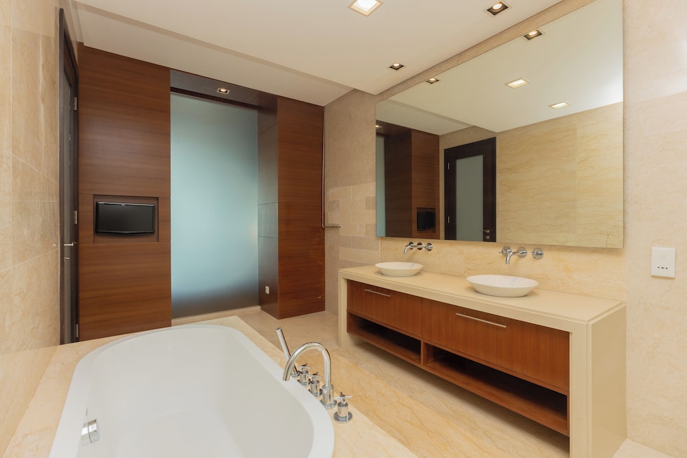 Straits Quay Waterside Suites