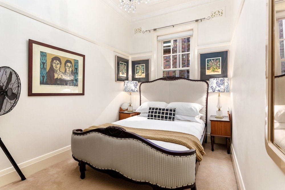 Eclectic Art Deco Apartment in Great Location