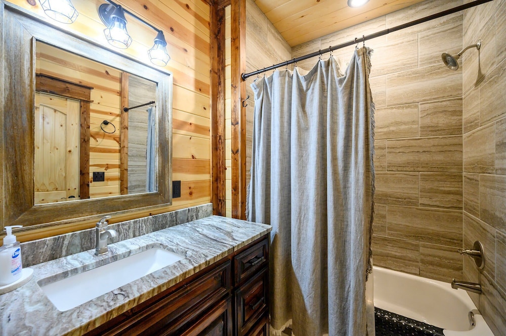 Sugar Daddy Cabin for 13!