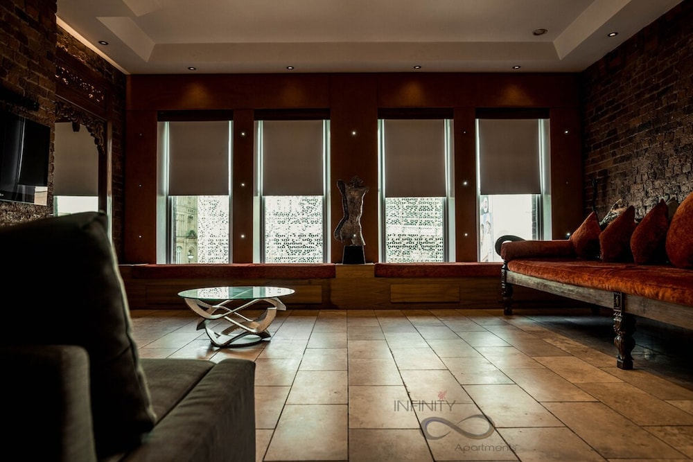 The Famous Floor Sleeps 26 and Group Acc Sleeps30