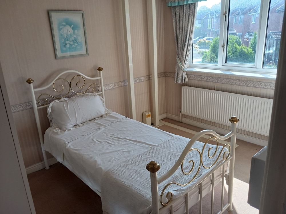 Captivating 3-bed House in Saint Helens view 4