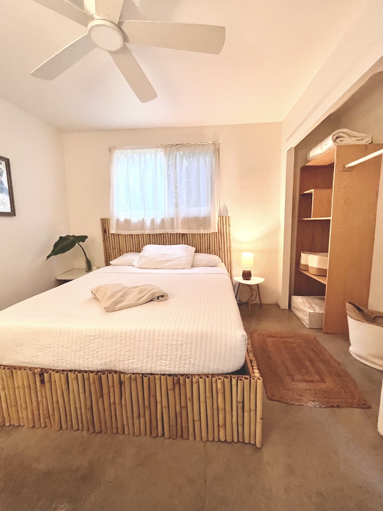 Akule Clubhouse: Awa 1 Bedroom Apt by the Beach 1 Condo by RedAwning