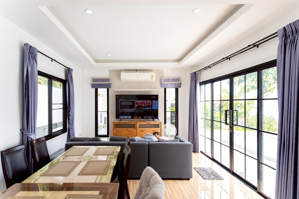 Level FIVE pool villa Pattaya