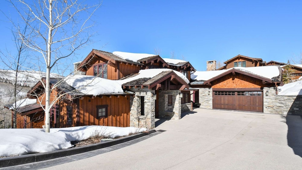 Silver Sun by Avantstay Ski-in Ski-out w Hot Tub