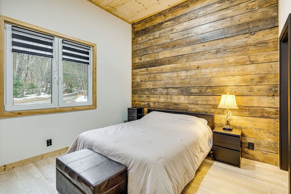 Porch & 1-acre Yard: White Mountains Hideaway