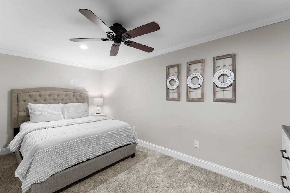Waking Up Norman Lakefront Getaway, Fire Pit & Lake Views
