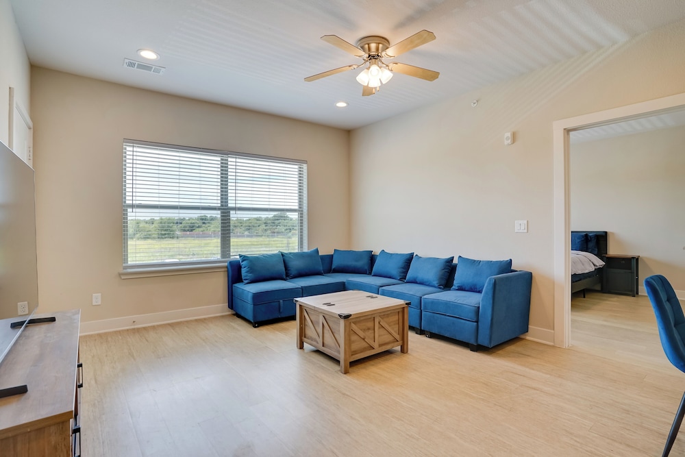 Commute to Fort Worth: Newly Built Apt w/ Pool