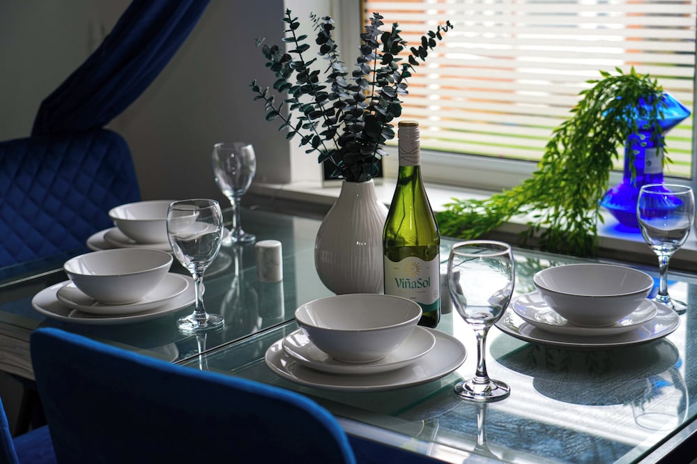 Milton Keynes Home - Sleeps 4 - Parking