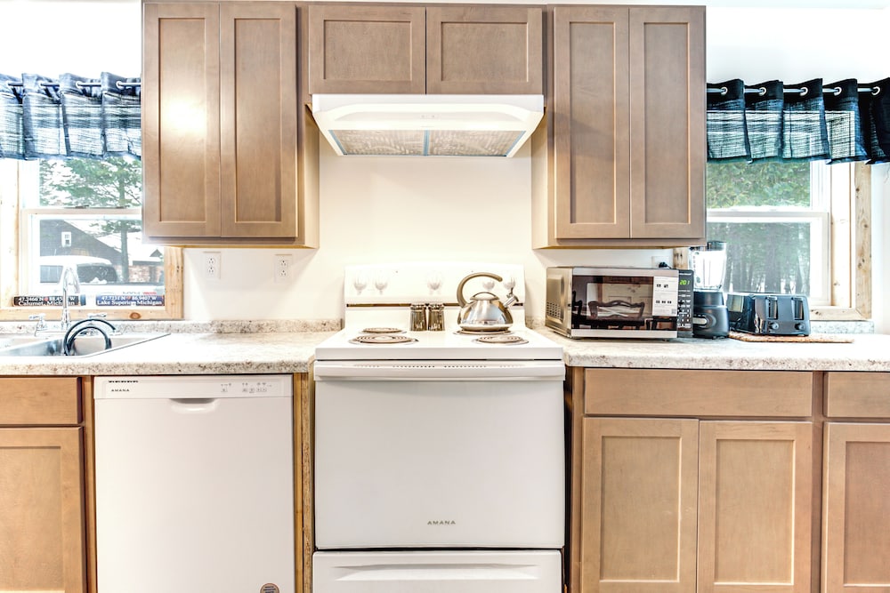 2 Ponds & Trail Access: Peaceful Cabin in Calumet!