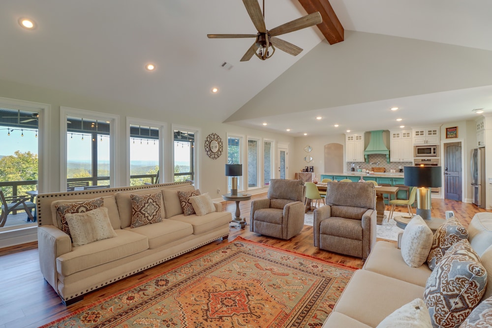 Family-friendly Edgemont Home w/ Deck & Lake Views view 3
