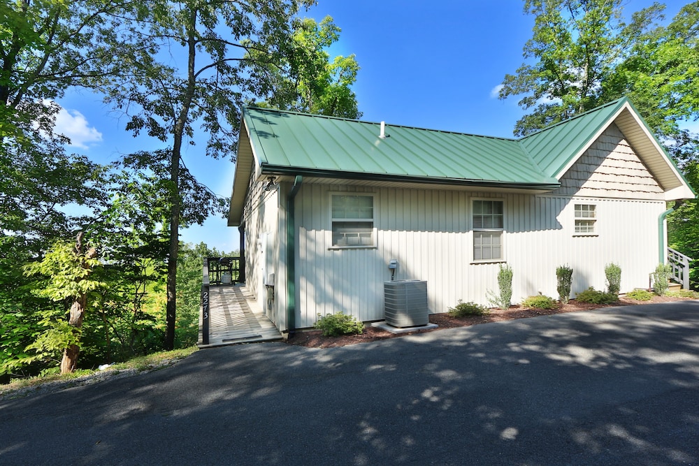 Pine Needles 6 1 Br cabin by RedAwning