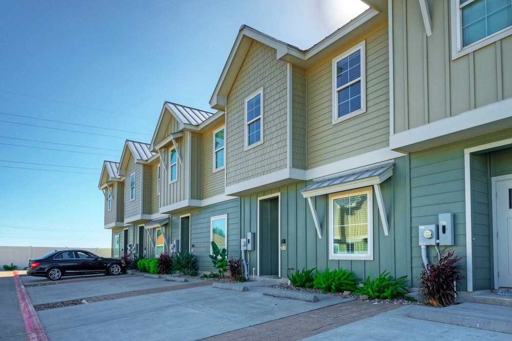 Ridley Retreat Community Pool, Mins to the Beach Corpus Christi + Port A