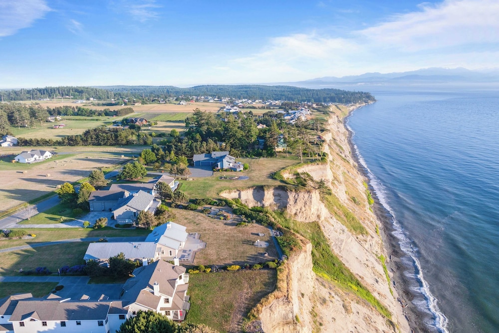 Seacliff Haven Waterfront Luxury, Stunning Views, Hot Tub & Game Room