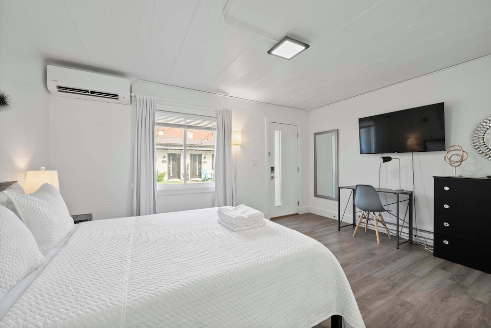 Chic City Retreat 93I Sleeps 2