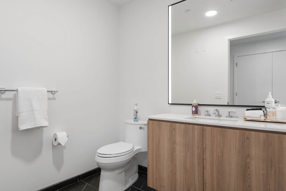 Top-tier Stay 49th Fl Lakefront City Views