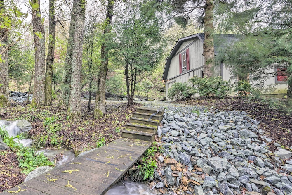 4 Mi to Boone: Converted Barn Duplex by Stream