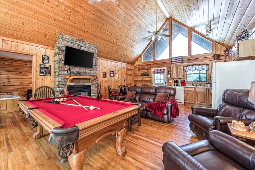Smoky Mtn Lux Cabin Hot Tub Pool Views