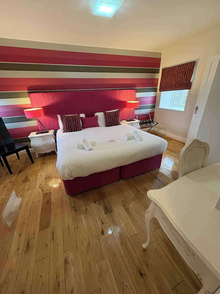 2 Bed Apartment - Sleeps 4 - Parking - Wifi