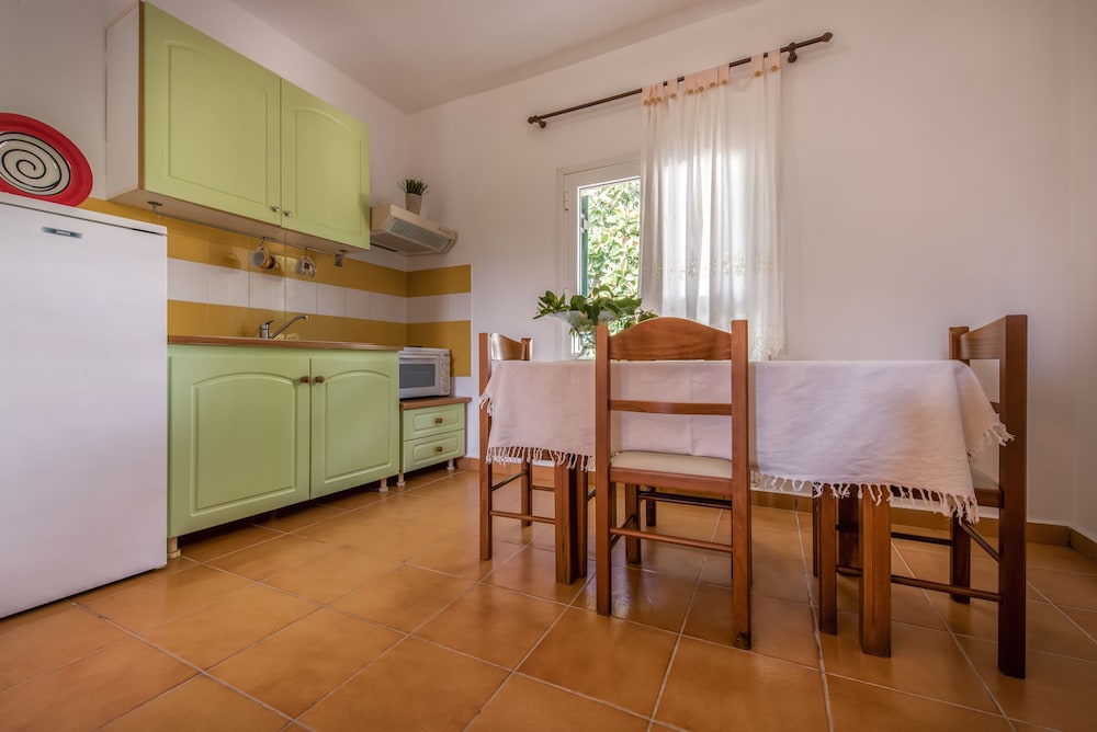 Lofos Soilis casa de huéspedes Zakynthos piscina — kitchen