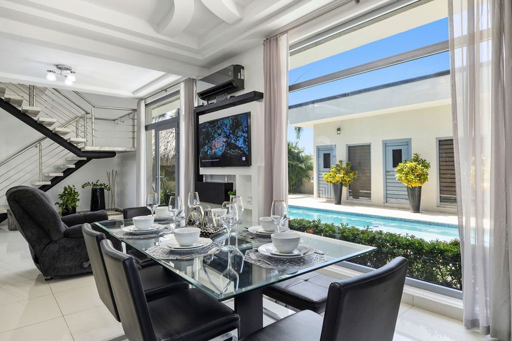 Magical Oasis 6BR w Large Pool Gazebo Views