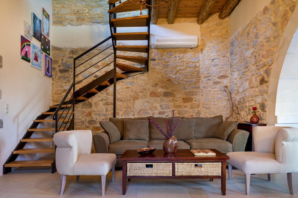 Cozy Holiday Home With Pool and Whirlpool in Maheri
