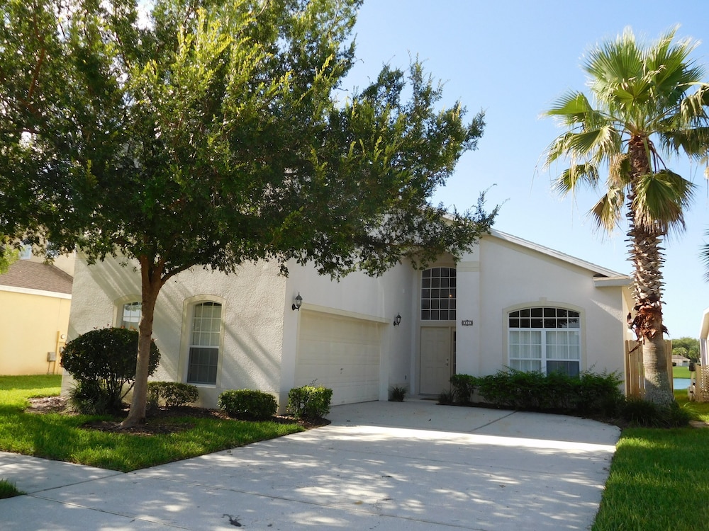 Spacious 6-bedroom Home in Hampton Lakes Perfect for Family Getaways!