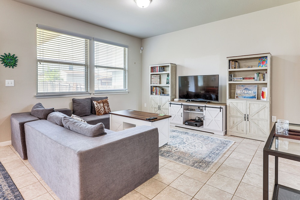 Family Home w/ Pool Access: 5 Mi to Downtown Buda!