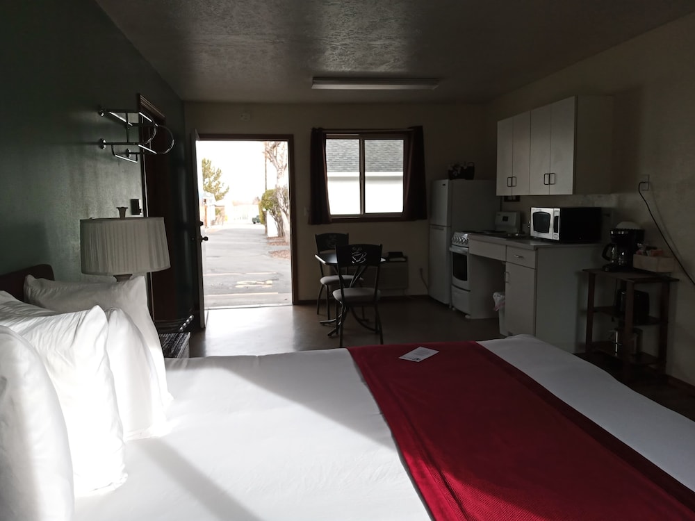 Lamplighter Cabins & Suites
