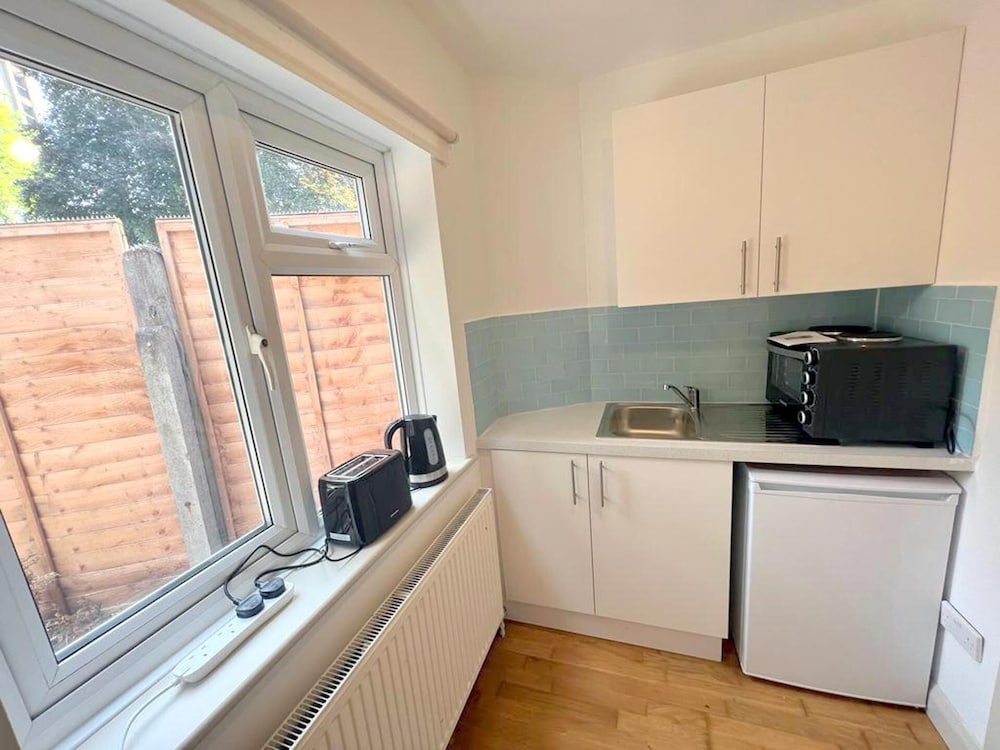 Twin Studio Flat in Sutton - Ground Floor view 3