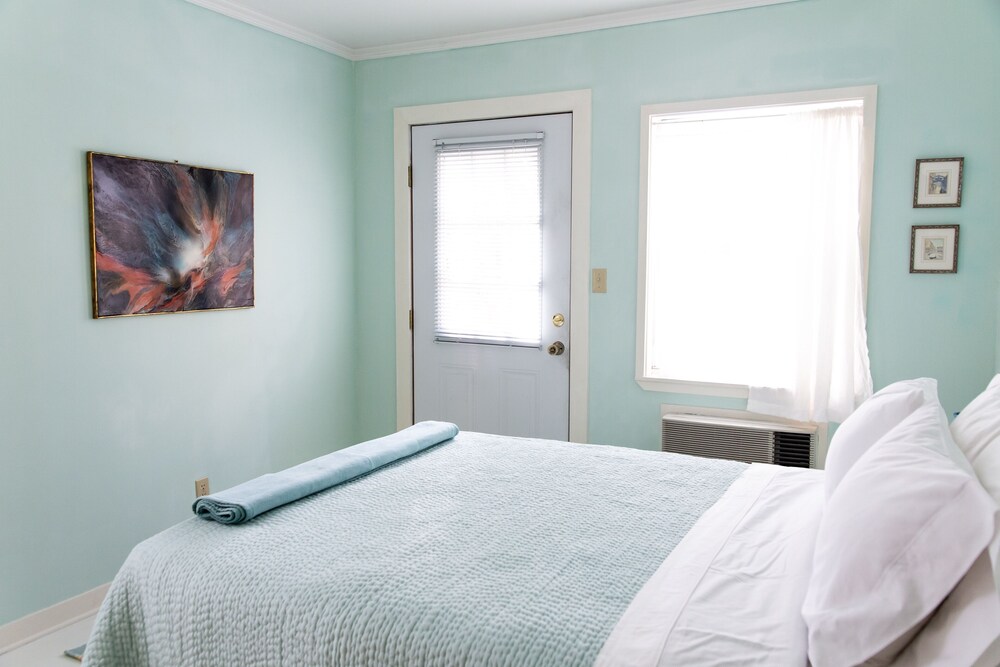 The Blue Room - Charming Studio, Great Location!  by RedAwning view 4