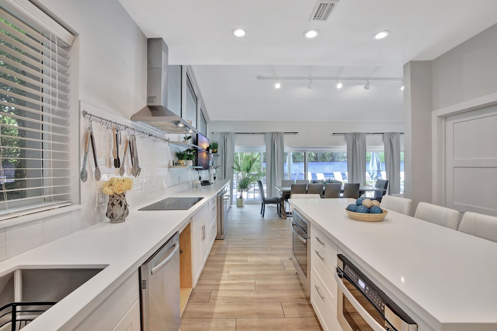 Seabreeze - 6BR Pool and Steps to Beach