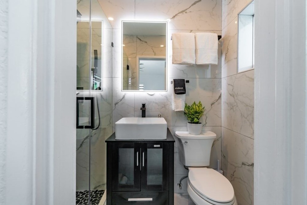 Friendly Fox Luxury Pool & Spa - Near Dt & Beach 4 Bedroom Home