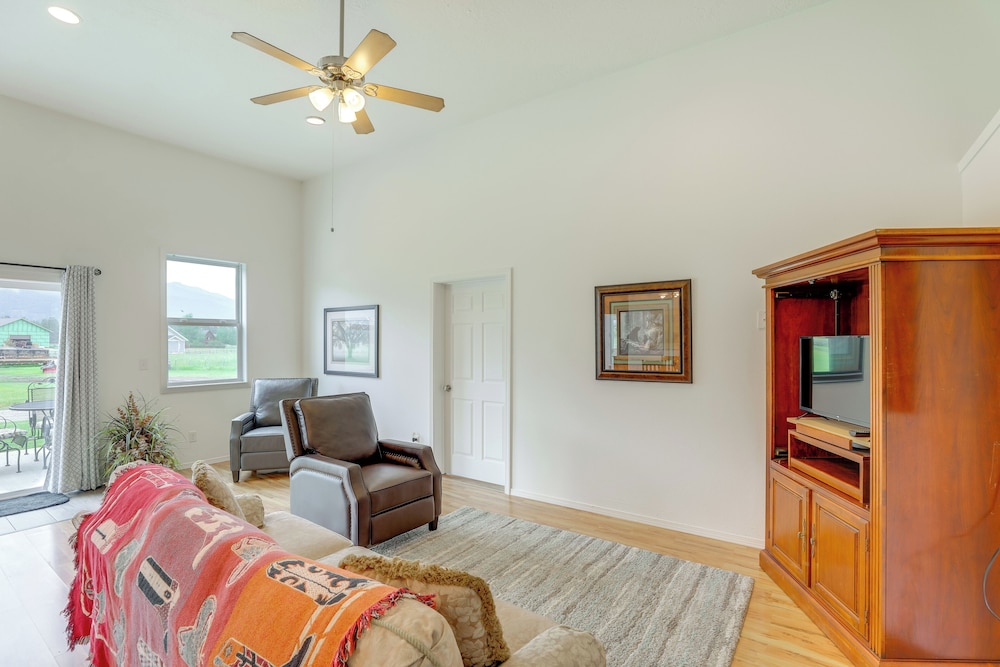 23 Mi to Glacier Natl Park: Mtn-view Gem w/ Patio