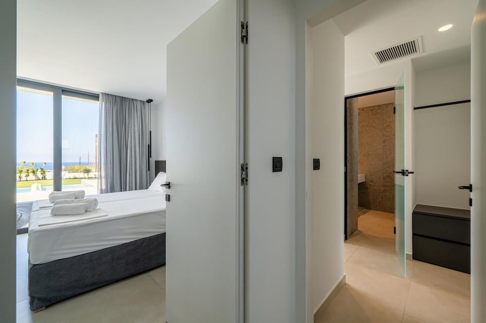 Aethra Grand- Luxury 5-bed Villa 850m From Beach