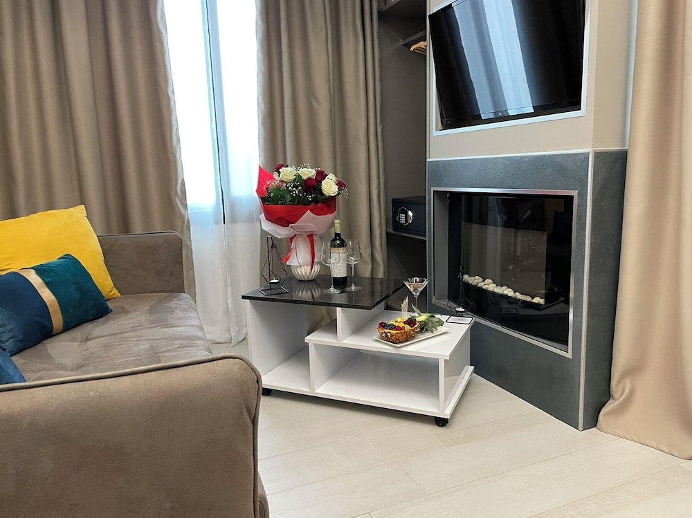 LUXSUITES