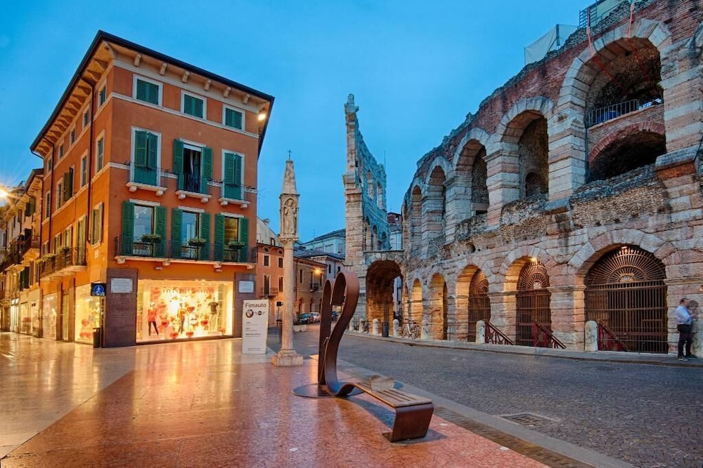 Αn enchanting residence in front of the Juliet house
